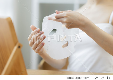 一名女子的手拿著面膜 124108414