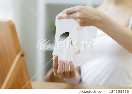 A woman's hand holding a face pack 124108416