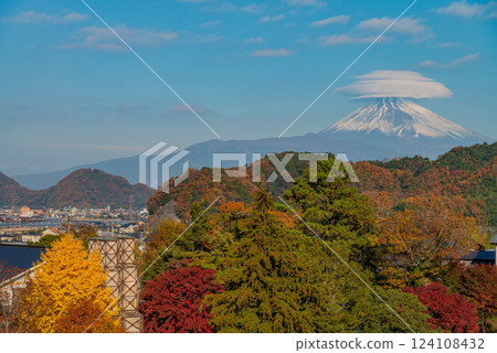 [Shizuoka Prefecture] World Heritage Site: Mt. Fuji with a cloud-cap over the Nirayama Reverberatory Furnace in Autumn 124108432
