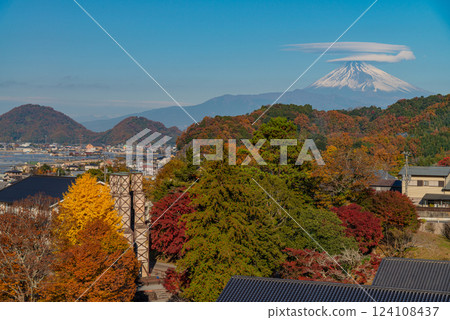 [Shizuoka Prefecture] World Heritage Site: Mt. Fuji with a cloud-cap over the Nirayama Reverberatory Furnace in Autumn 124108437