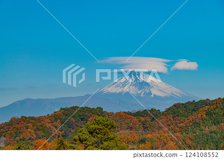 [Shizuoka Prefecture] Mt. Fuji in autumn with cap clouds as seen from Izu 124108552