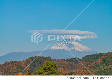 【靜岡縣】從伊豆眺望的秋季雲霧繚繞的富士山 【靜岡縣】從伊豆眺望的秋季雲霧繚繞的富士山 124108553