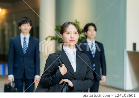 找工作的學生 124108601