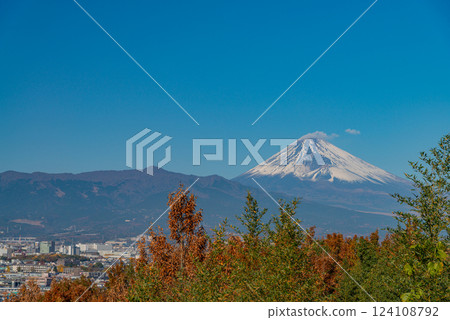 【靜岡縣】三島的街景與白雪皚皚的富士山 【靜岡縣】三島的街景與白雪皚皚的富士山 124108792