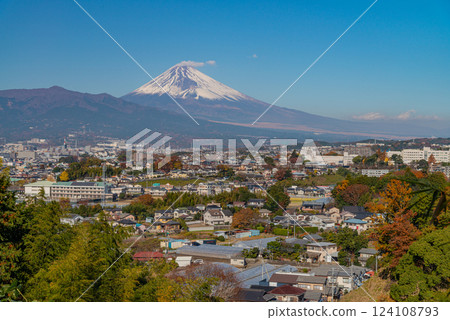 [Shizuoka Prefecture] The cityscape of Mishima and snow-capped Mount Fuji 124108793