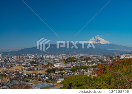 【靜岡縣】三島的街景與白雪皚皚的富士山 【靜岡縣】三島的街景與白雪皚皚的富士山 124108796
