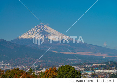 [Shizuoka Prefecture] The cityscape of Mishima and snow-capped Mount Fuji 124108801