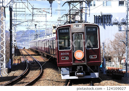 [Hankyu] 8000 series (Takarazuka Line: Ishibashi-Handaimae Station) 124109027