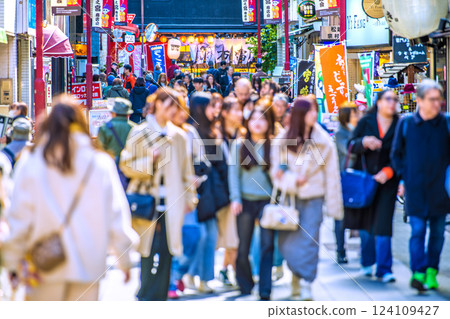 東京城市景觀，日本XEC 株式會社......外國遊客熙熙攘攘的一宮商店街。為什麼有這麼多人試圖根除這種疾病…？ 124109427