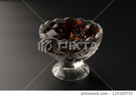 玻璃碗中盛裝的冷咖啡果凍 124109755