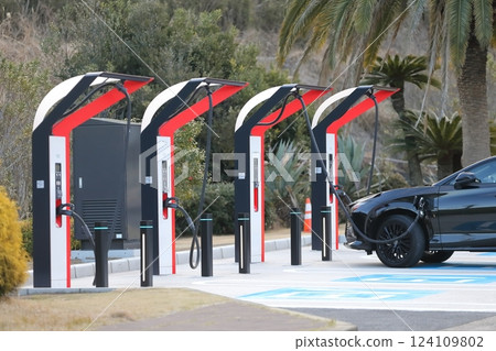 被充電的電動汽車的形象 被充電的電動汽車的形象 124109802