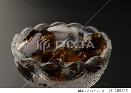 將牛奶倒入玻璃碗中的冷咖啡果凍中 124109825