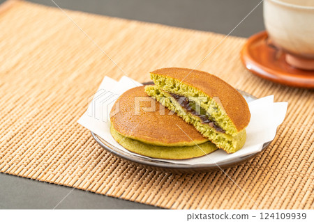 Matcha dorayaki on a Japanese style background 124109939