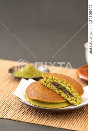 Matcha dorayaki on a Japanese style background 124109942