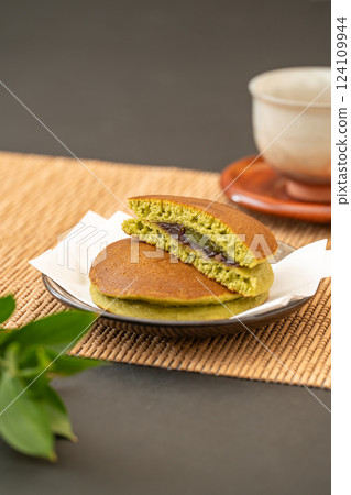日式背景下的抹茶銅鑼燒 日式背景下的抹茶銅鑼燒 124109944