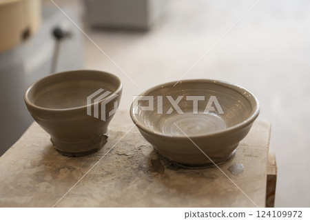 Ceramic vessels drying 124109972