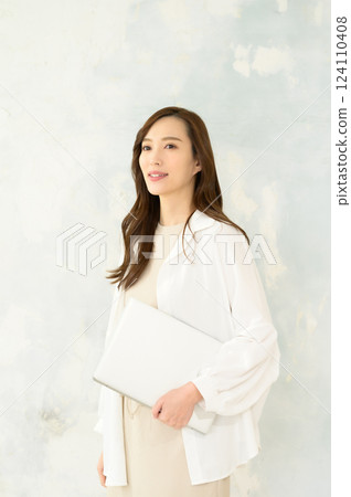 站著使用筆記型電腦的女人 站著使用筆記型電腦的女人 124110408