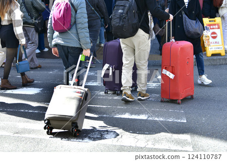 日本東京城市景觀 XEC 股票...入境旅遊繼續...吾妻橋交叉口附近帶著行李箱的遊客...最右邊是淺草寺 124110787