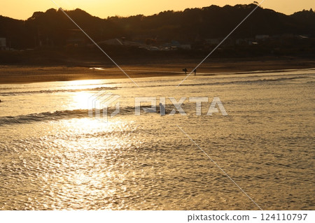 千葉縣釣崎海灘的日落和衝浪者 千葉縣釣崎海灘的日落和衝浪者 124110797