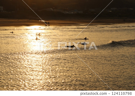 千葉縣釣崎海灘的日落和衝浪者 124110798