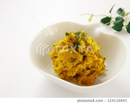 白色背景的南瓜沙拉 124110843