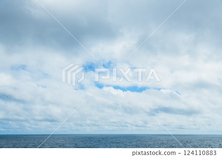 [Summer to autumn ocean sky background and sky composition materials] 124110883