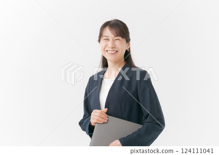 一位中年婦女拿著平板電腦的畫像 124111041