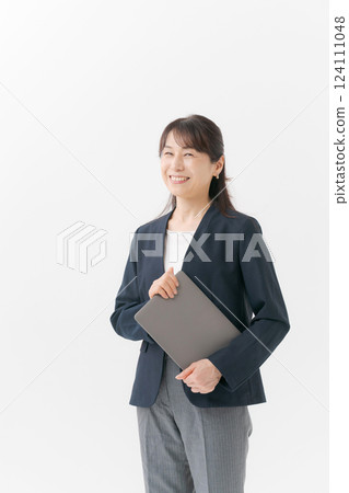 一位中年婦女拿著平板電腦的畫像 一位中年婦女拿著平板電腦的畫像 124111048