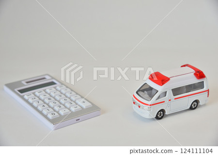 醫療費用 醫療保險 救護車和計算器 付費圖片 124111104
