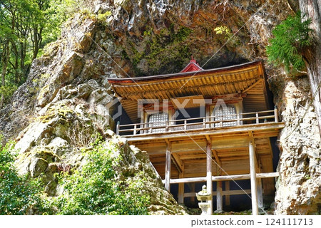 懸崖洞穴中的寺廟 懸崖洞穴中的寺廟 124111713