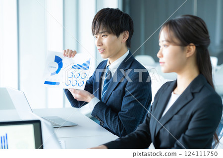 討論的年輕商人 討論的年輕商人 124111750