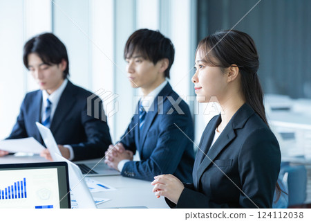 Young businessman to discuss Young businessman to discuss 124112038