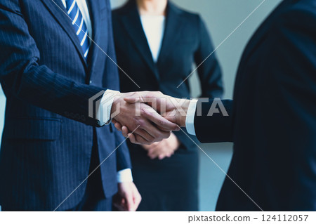 握手的商人 握手的商人 124112057