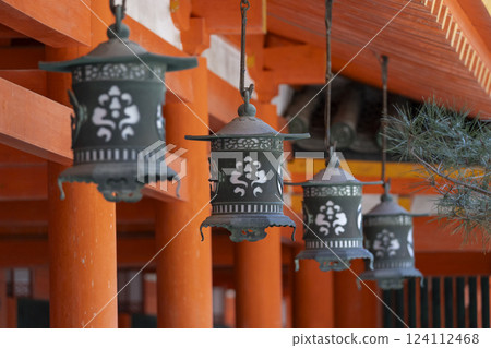 Heian Shrine: Vermilion-lacquered pillars and hanging lanterns Heian Shrine: Vermilion-lacquered pillars and hanging lanterns 124112468