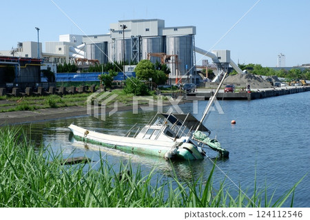 傾覆的船隻和千鳥運河沿岸的工業區 124112546