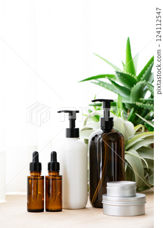 帶有室內植物和化妝品容器的有機化妝品圖像 124112547