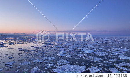 北海道佐呂間湖的流冰 2025年2月24日 鹹水湖網走流冰周圍的日落 124113188