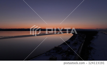 北海道佐呂間湖的流冰 2025年2月24日 鹹水湖網走流冰周圍的日落 北海道佐呂間湖的流冰 2025年2月24日 鹹水湖網走流冰周圍的日落 124113191