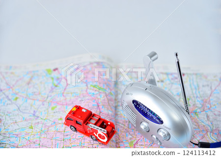 地圖、收音機、消防車、災害時避難路線確認影像 地圖、收音機、消防車、災害時避難路線確認影像 124113412