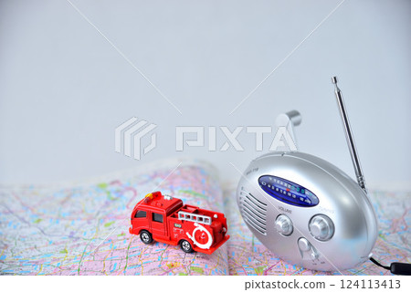 地圖、收音機、消防車、災害時避難路線確認影像 124113413