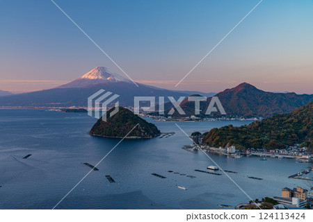 【靜岡縣】沼津市內浦海上的富士山 124113424
