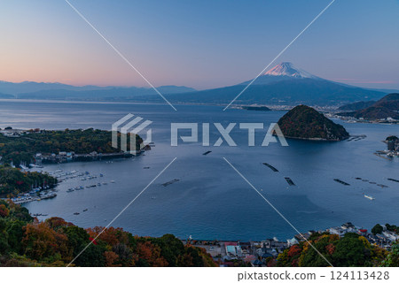 [Shizuoka Prefecture] Mt. Fuji seen across the sea of Uchiura, Numazu City 124113428