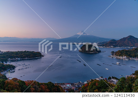 [Shizuoka Prefecture] Mt. Fuji seen across the sea of Uchiura, Numazu City 124113430