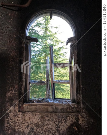 毀壞的窗戶 124113840