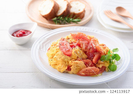 Home-cooked tomato and egg stir-fry 124113917