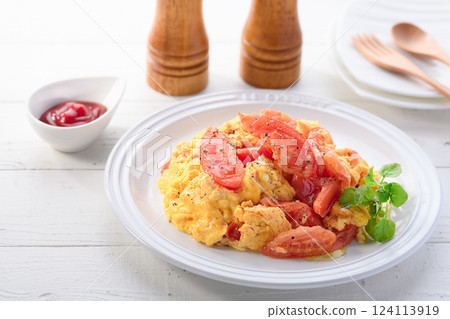 Home-cooked tomato and egg stir-fry 124113919