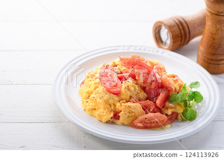 Home-cooked tomato and egg stir-fry 124113926