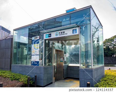 An elevator connecting Takebashi Station on the Tokyo Metro Tozai Line to the ground 124114337