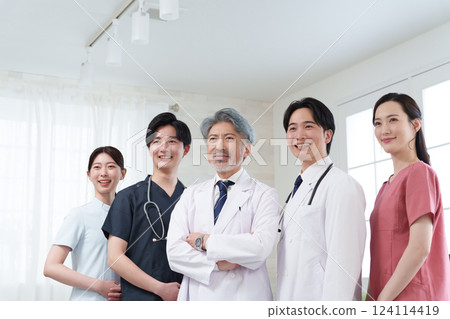 Doctors working in hospital 124114419
