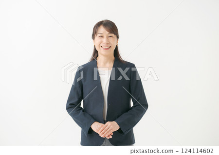 一位穿西裝的中年婦女的肖像 124114602